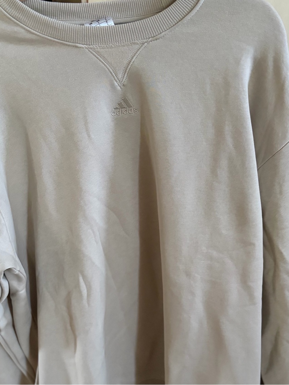 NEW adidas Crewneck Sweatshirt in Beige perfect for fall 🍁